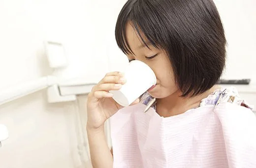 うがいをする子ども