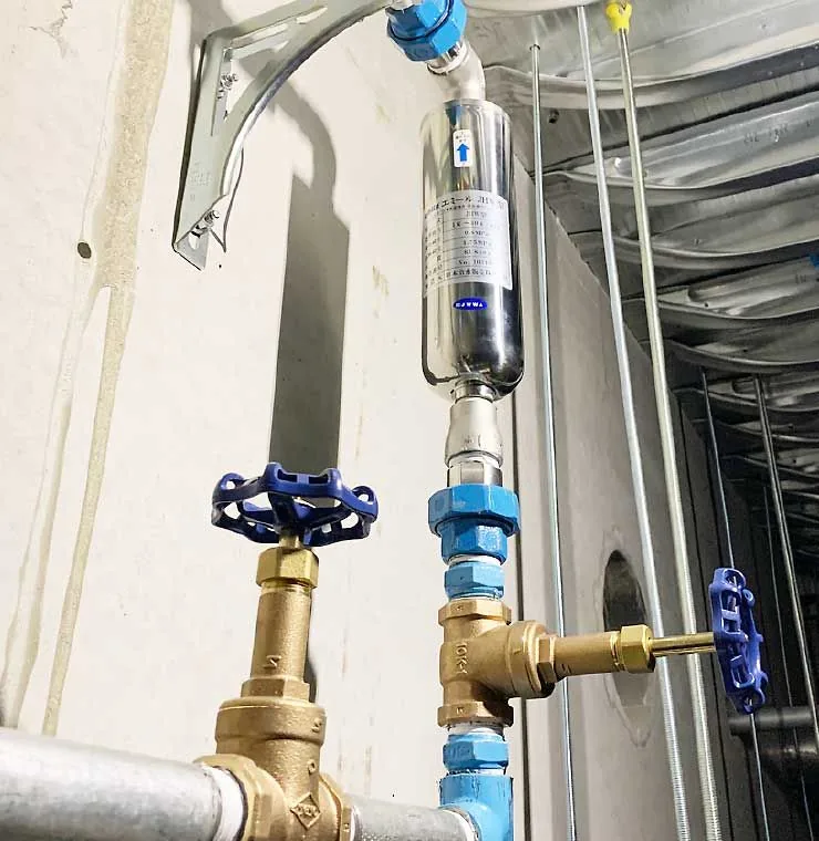 給水管に縦に設置されたemiiR JHW型の実機
